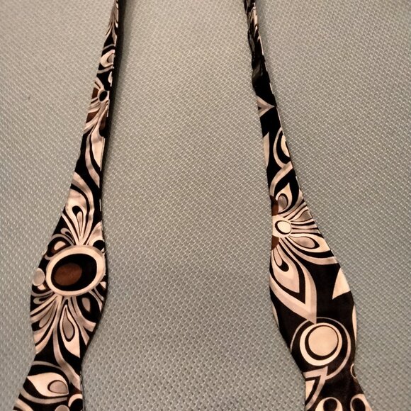 Loudmouth Bow Tie - Picture 1 of 3